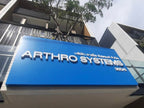 ป้ายคอมโพสิต Composite Signage แข็งแรง ทนทาน พิมพ์คมชัด เหมาะสำหรับป้ายบริษัท อาคาร โครงการ และงานโฆษณากลางแจ้ง