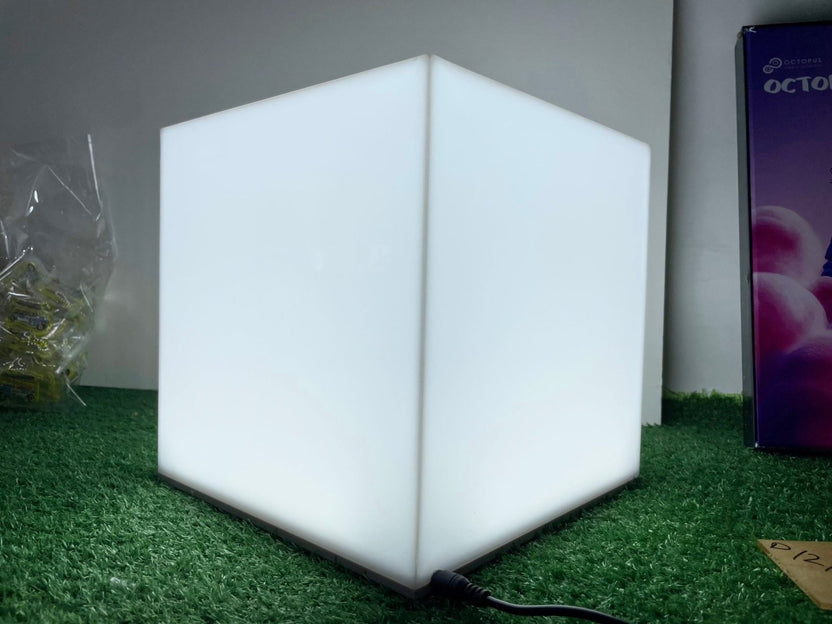 กล่องไฟสี่เหลี่ยม ทรงลูกเต๋า และกล่องไฟอะคริลิค ให้แสงสว่างชัดเจน ดีไซน์โดดเด่น เหมาะสำหรับป้ายร้านค้า งานอีเวนต์ และโฆษณา