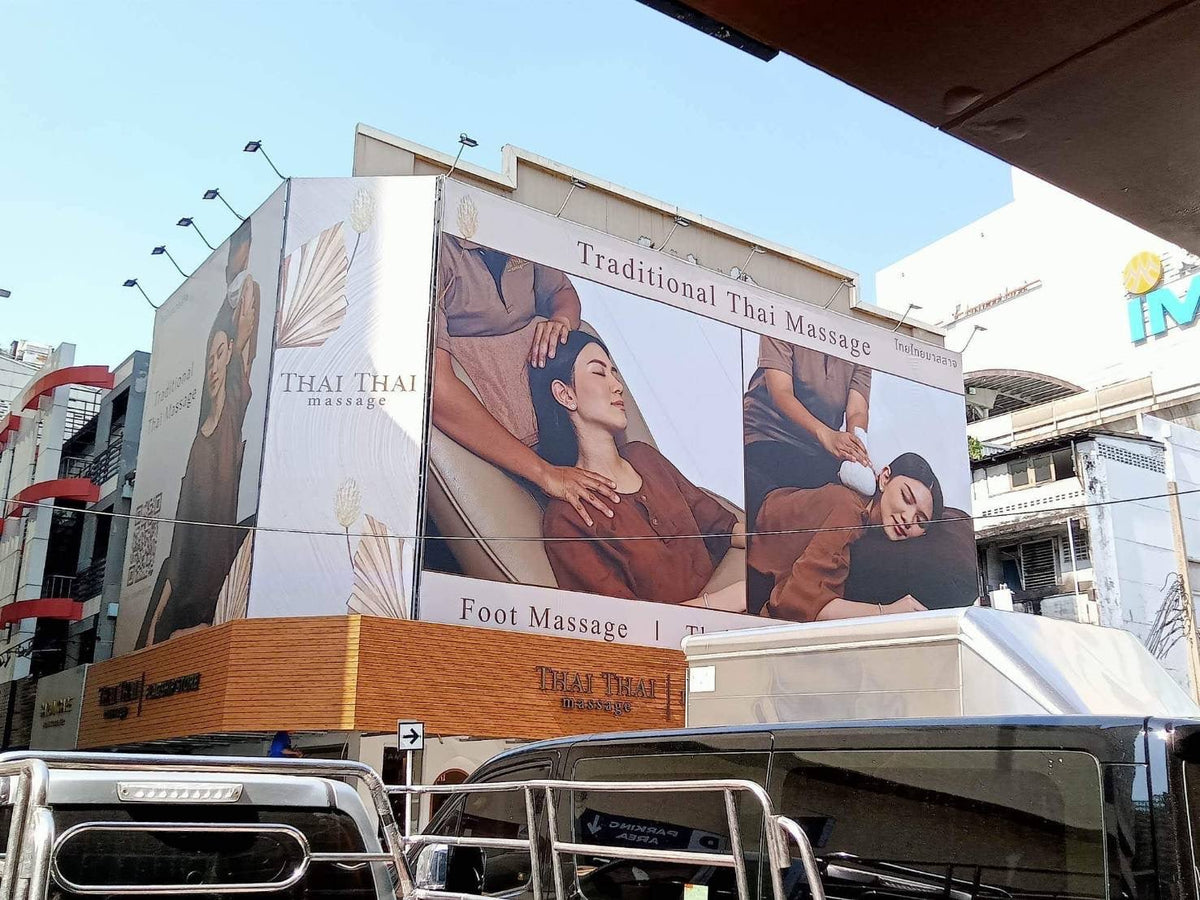 ป้ายไวนิลติดอาคารพาณิชย์ พิมพ์คมชัด สีสด ทนแดดฝน เหมาะสำหรับงานโฆษณา โปรโมชัน และสร้างภาพลักษณ์ให้กับธุรกิจ