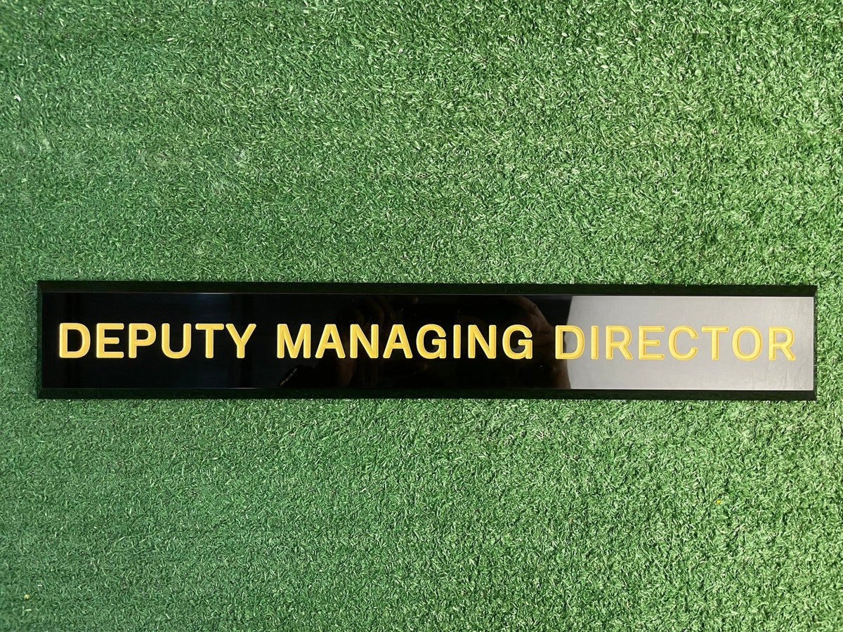 เซาะร่องอะคริลิค Laser Marking งานพิมพ์และแกะสลักคมชัด เนี้ยบหรู เหมาะสำหรับป้ายชื่อ ป้ายบริษัท และงานตกแต่งพิเศษ