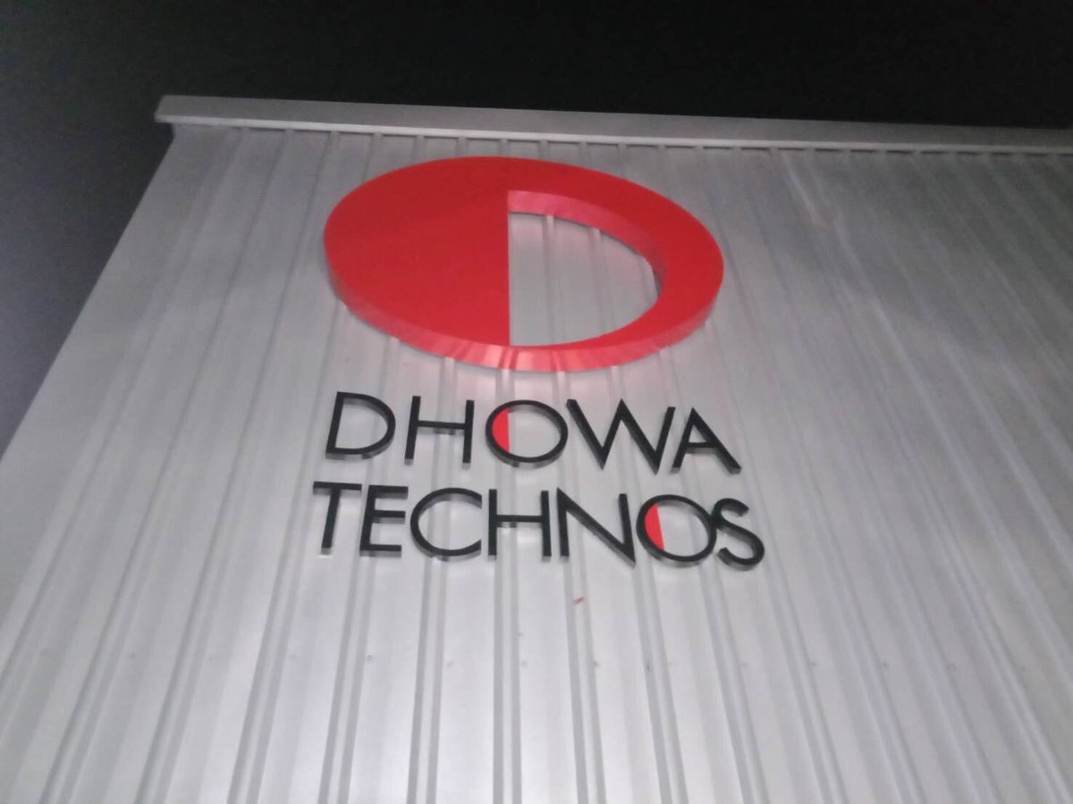 ป้ายอักษรโลหะ และป้ายโลโก้ ดีไซน์หรูหรา แข็งแรง ทนทาน เหมาะสำหรับป้ายบริษัท ร้านค้า และงานตกแต่งอาคาร