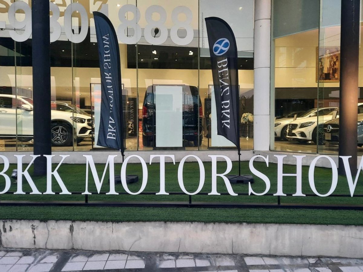 ป้ายโลโก้ตั้งพื้น และป้ายตั้งประกอบฉากถ่ายรูป ดีไซน์สวยสะดุดตา เหมาะสำหรับงานอีเวนต์ งานเปิดตัวสินค้า และการโปรโมทร้านค้า