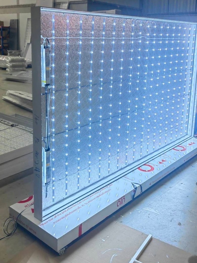 ป้ายกล่องไฟผ้า 3P ฐานตั้งพื้น มีล้อลาก เคลื่อนย้ายสะดวก เหมาะสำหรับงานอีเวนต์และงานโปรโมชัน