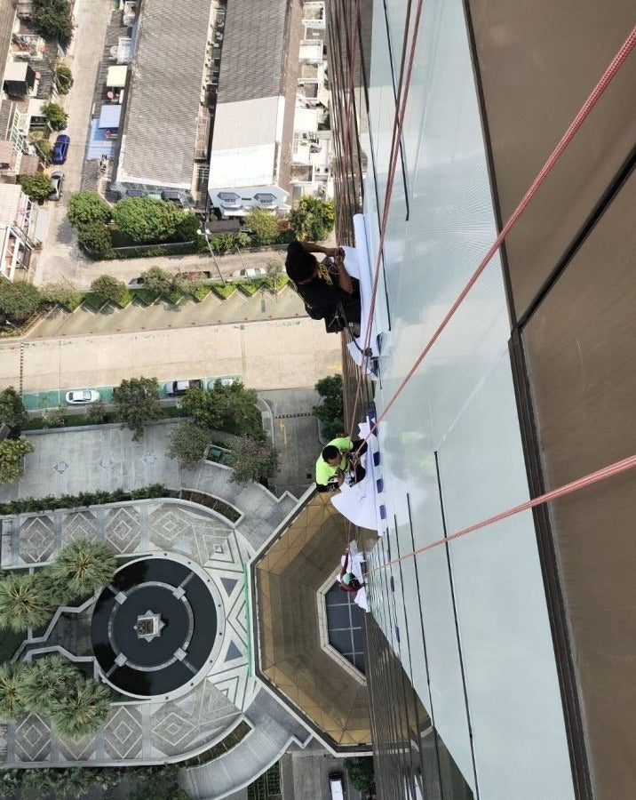 รับติดสติ๊กเกอร์อาคารสูง และป้ายติดตึก งานพิมพ์คมชัด ทีมช่างมืออาชีพ เหมาะสำหรับโฆษณา โปรโมชัน และสร้างภาพลักษณ์องค์กร