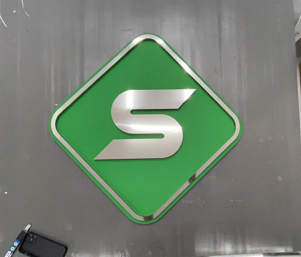 ป้ายสแตนเลส เงินเงา Mirror ดีไซน์หรู พิมพ์คมชัด ทนทาน เหมาะสำหรับป้ายสำนักงานและงานตกแต่ง