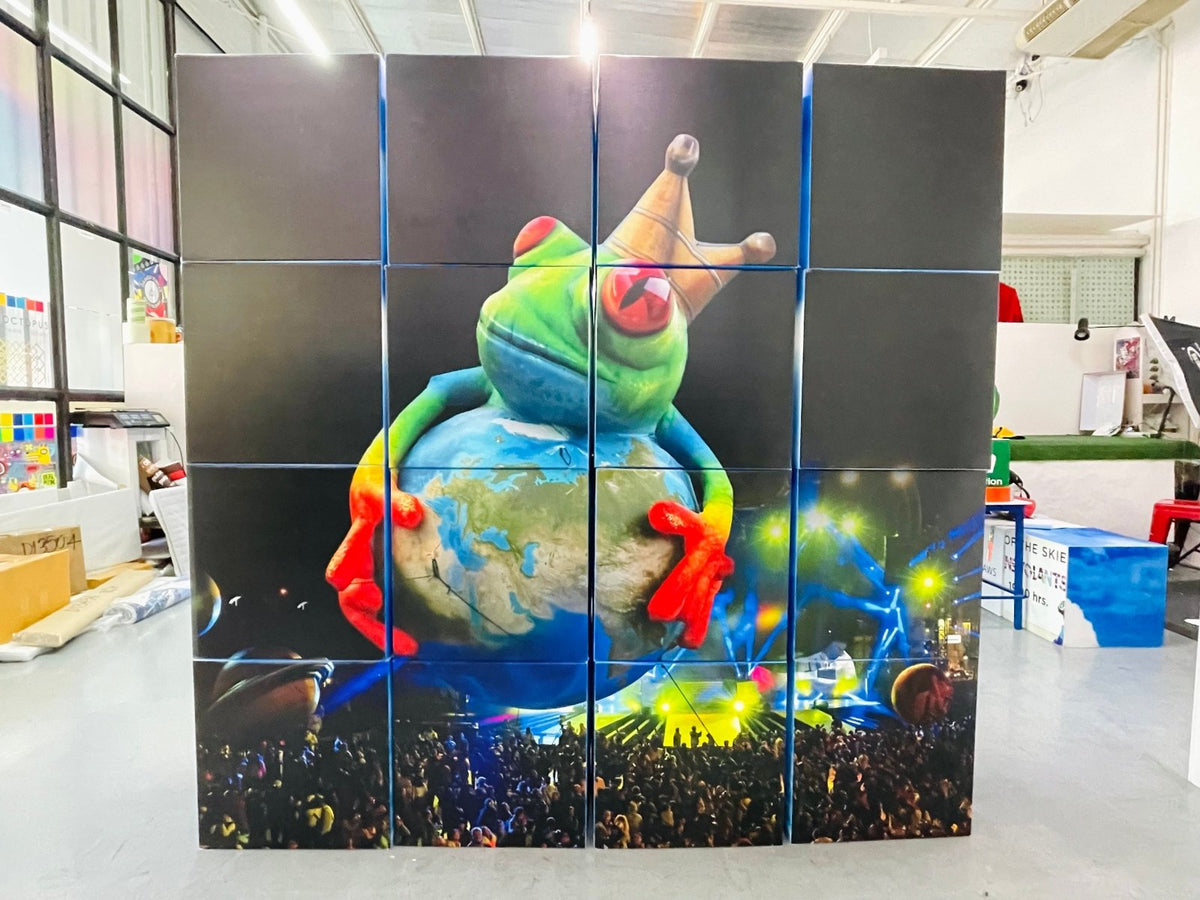 กล่องลูกเต๋า กล่องฟิวเจอร์บอร์ดทรงลูกเต๋า พิมพ์คมชัด เหมาะสำหรับงานอีเวนต์ และดิสเพลย์สินค้า