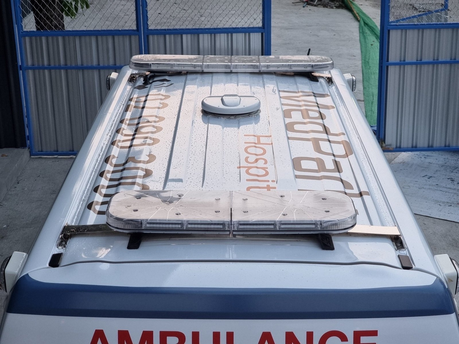 สติ๊กเกอร์ติดรถตู้ Van Wrap Sticker พิมพ์คมชัด วัสดุทนทาน เหมาะสำหรับโฆษณา โปรโมชัน และตกแต่งรถเพื่อสร้างเอกลักษณ์