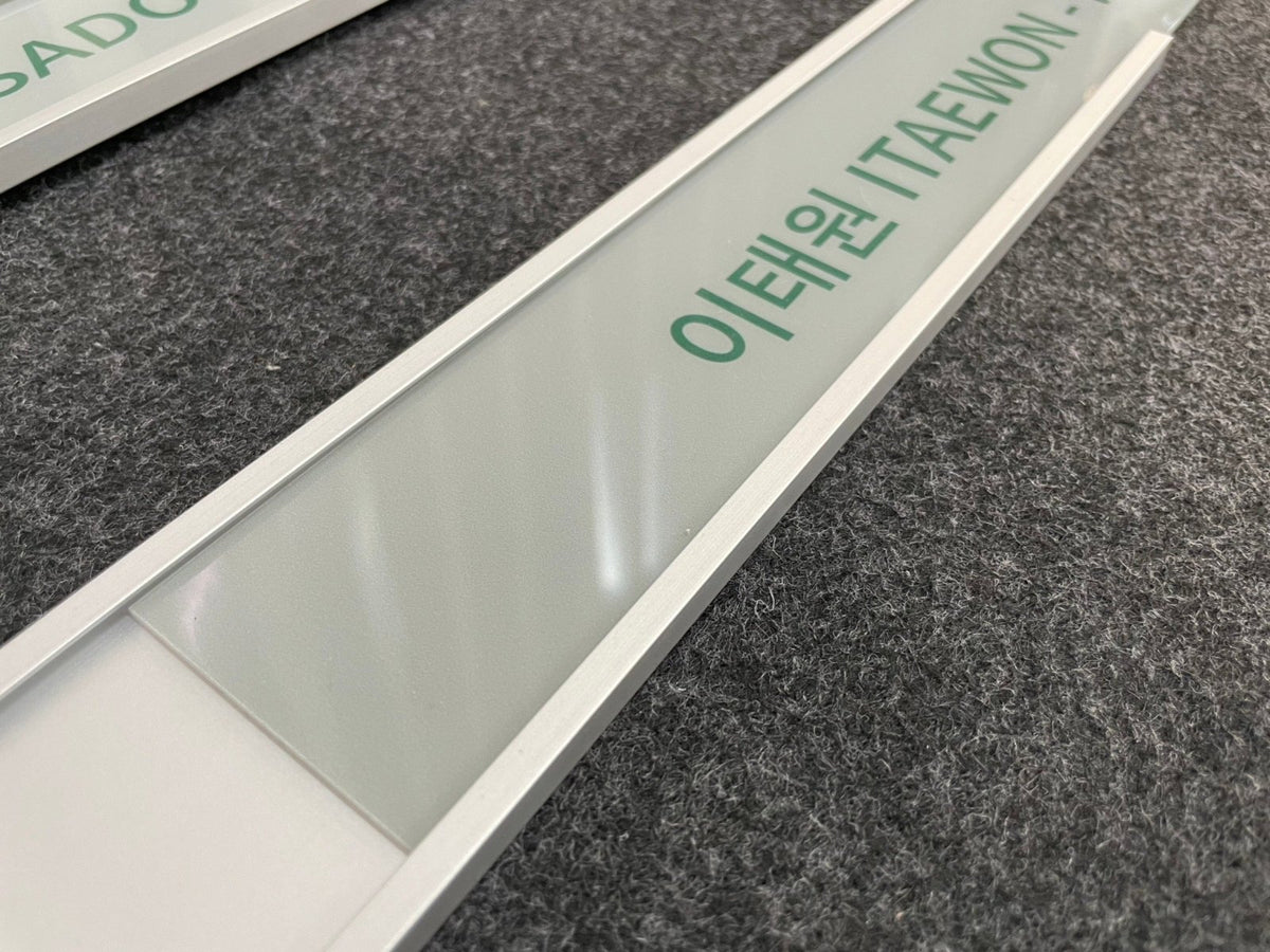 ป้ายหน้าห้องสำเร็จรูป ดีไซน์ชัดเจน ติดตั้งง่าย เหมาะสำหรับออฟฟิศ โรงเรียน และอาคารสำนักงาน