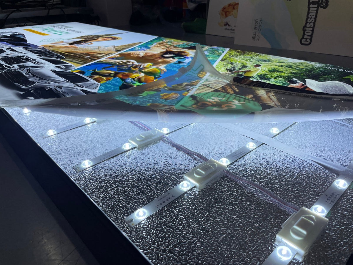 ป้ายกล่องไฟผ้า Fabric Light Box พิมพ์คมชัด สีสด ติดตั้งง่าย เหมาะสำหรับงานอีเวนต์ บูธแสดงสินค้า และป้ายโฆษณา