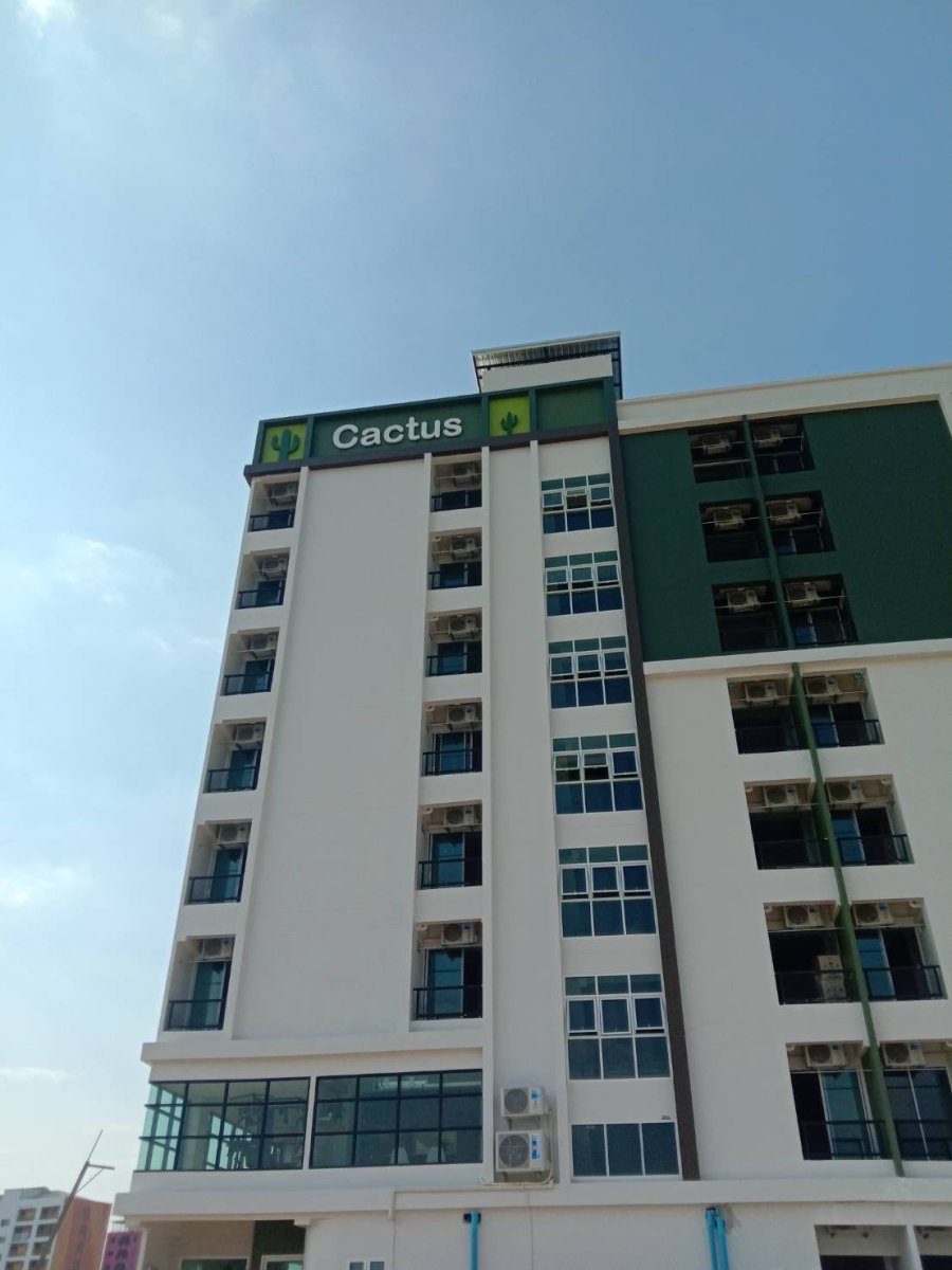 รับติดสติ๊กเกอร์อาคารสูง และป้ายติดตึก งานพิมพ์คมชัด ทีมช่างมืออาชีพ เหมาะสำหรับโฆษณา โปรโมชัน และสร้างภาพลักษณ์องค์กร