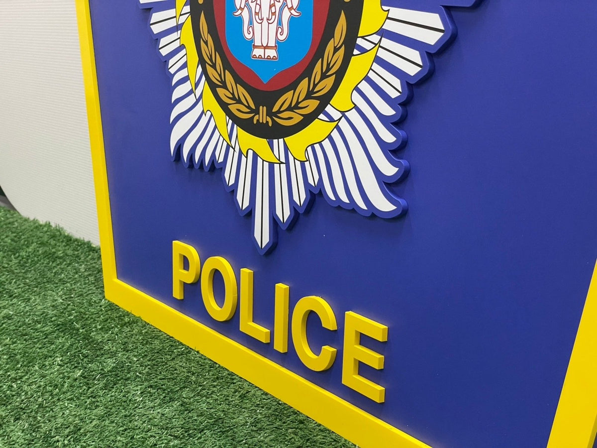 ป้ายพลาสวูดตัวนูน ตัวอักษร พิมพ์คมชัด ตัด CNC เรียบเนียน เหมาะสำหรับป้ายร้าน ป้ายบริษัท และงานตกแต่งที่โดดเด่น