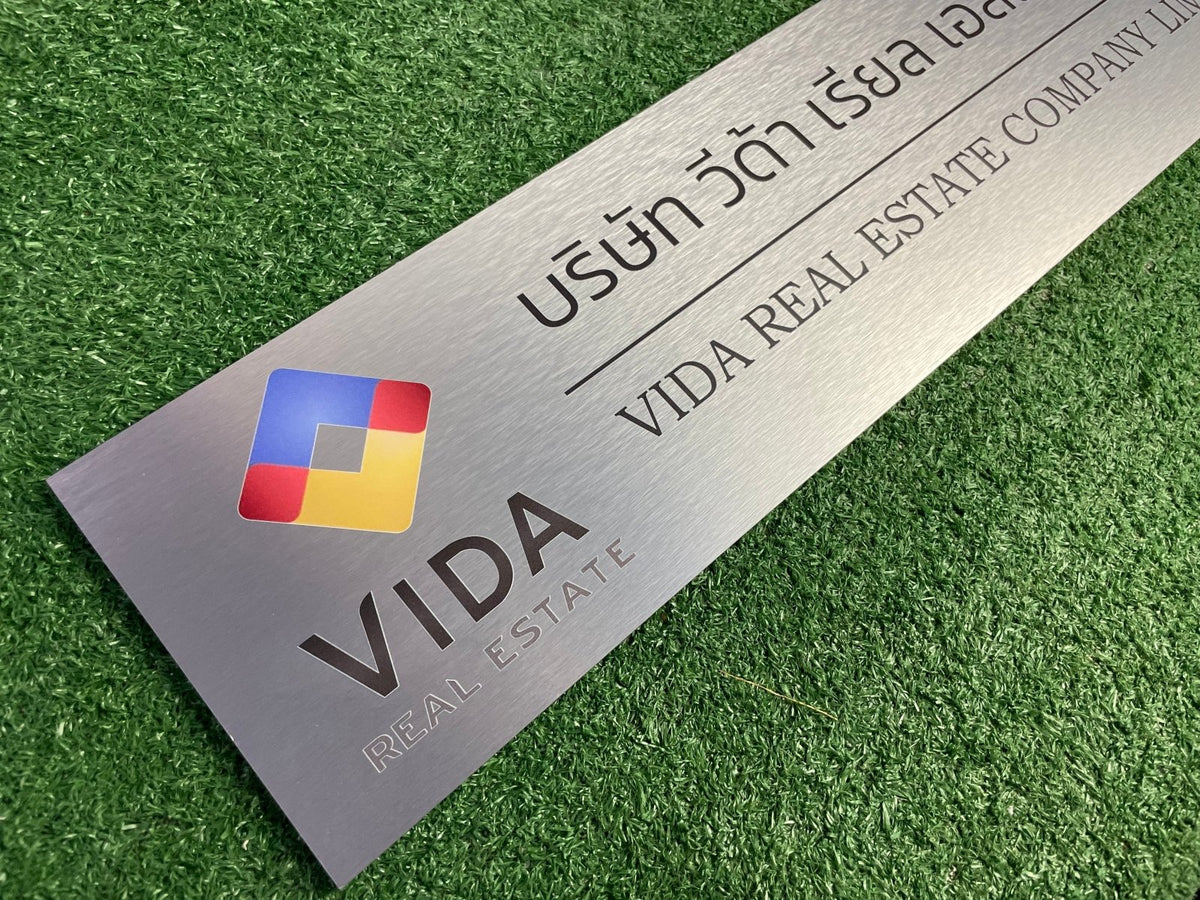 ป้ายคอมโพสิต พิมพ์สกรีนยูวี UV Inkjet พิมพ์คมชัด สีสด ทนทาน เหมาะสำหรับป้ายบริษัท อาคาร โครงการ และงานโฆษณากลางแจ้ง