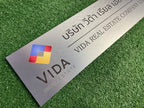 ป้ายคอมโพสิต พิมพ์สกรีนยูวี UV Inkjet พิมพ์คมชัด สีสด ทนทาน เหมาะสำหรับป้ายบริษัท อาคาร โครงการ และงานโฆษณากลางแจ้ง