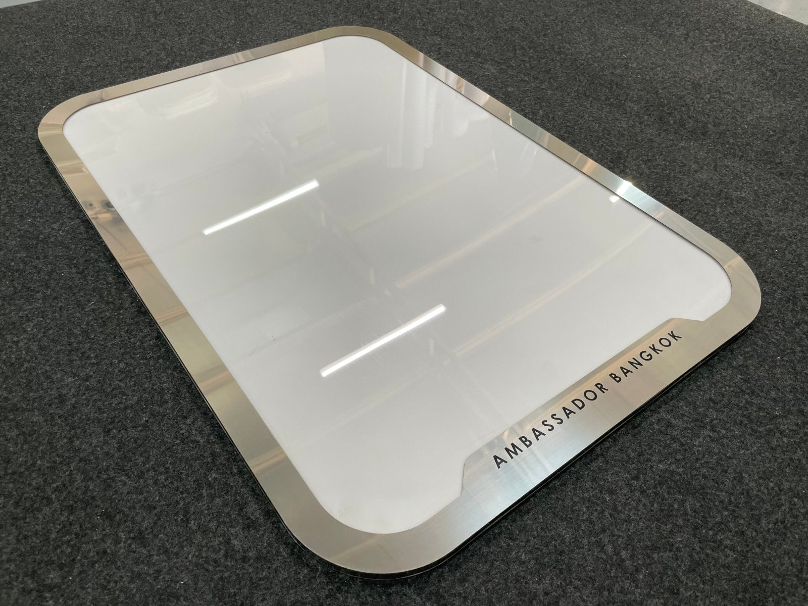 กรอบสแตนเลส กรอบป้ายสอดสแตนเลส แข็งแรง ทนทาน เหมาะสำหรับอาคารสำนักงานและโครงการ