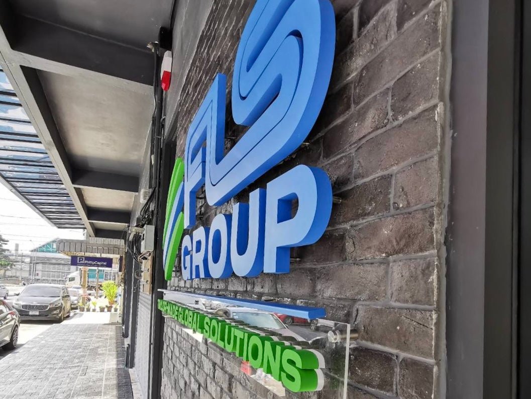 ป้ายบริษัทอักษรโลหะทำสี ดีไซน์สวย สีคมชัด เหมาะสำหรับป้ายองค์กร ร้านค้า และงานตกแต่งอาคาร