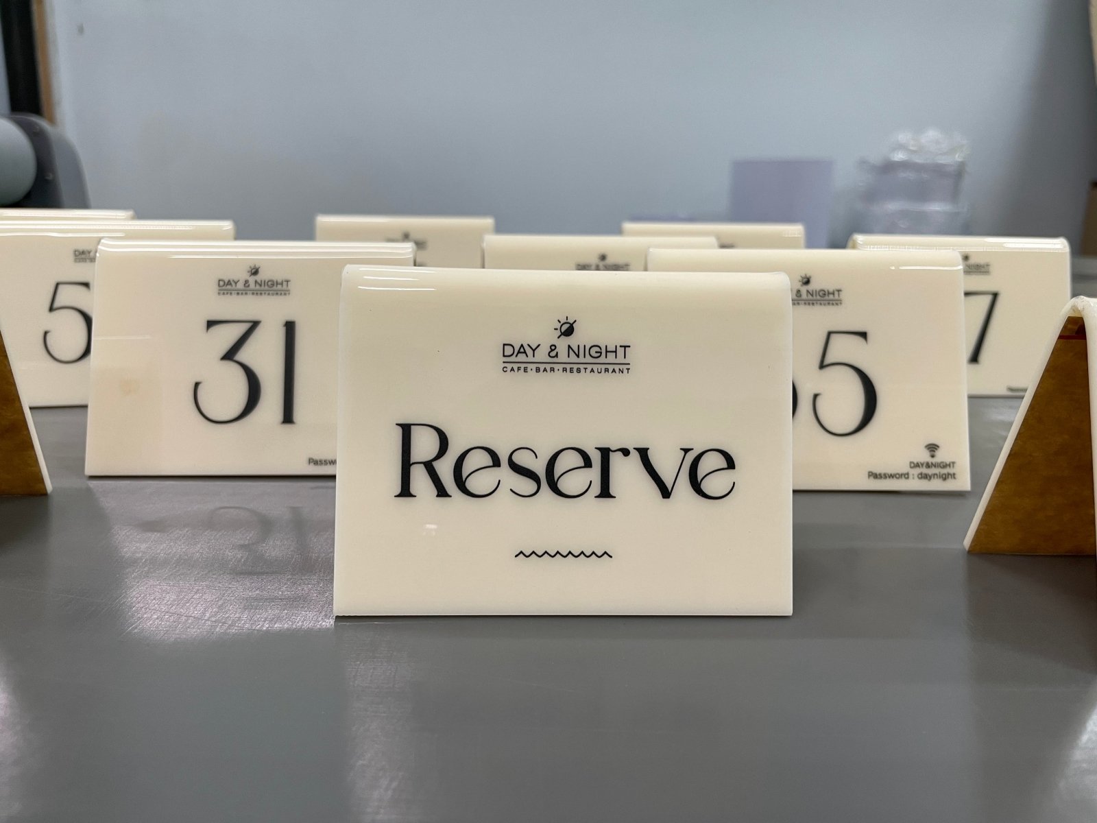 ป้าย reserve ตั้งโต๊ะ