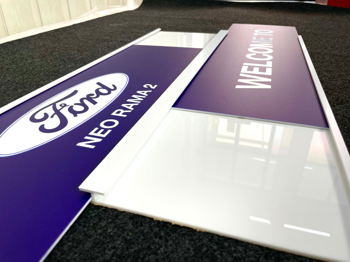 ป้ายอะคริลิคพิมพ์ยูวี แผ่นอะคริลิค และอะคริลิคติดสติ๊กเกอร์ พิมพ์คมชัด สีสวยทนทาน เหมาะสำหรับป้ายบริษัท ร้านค้า และงานตกแต่ง