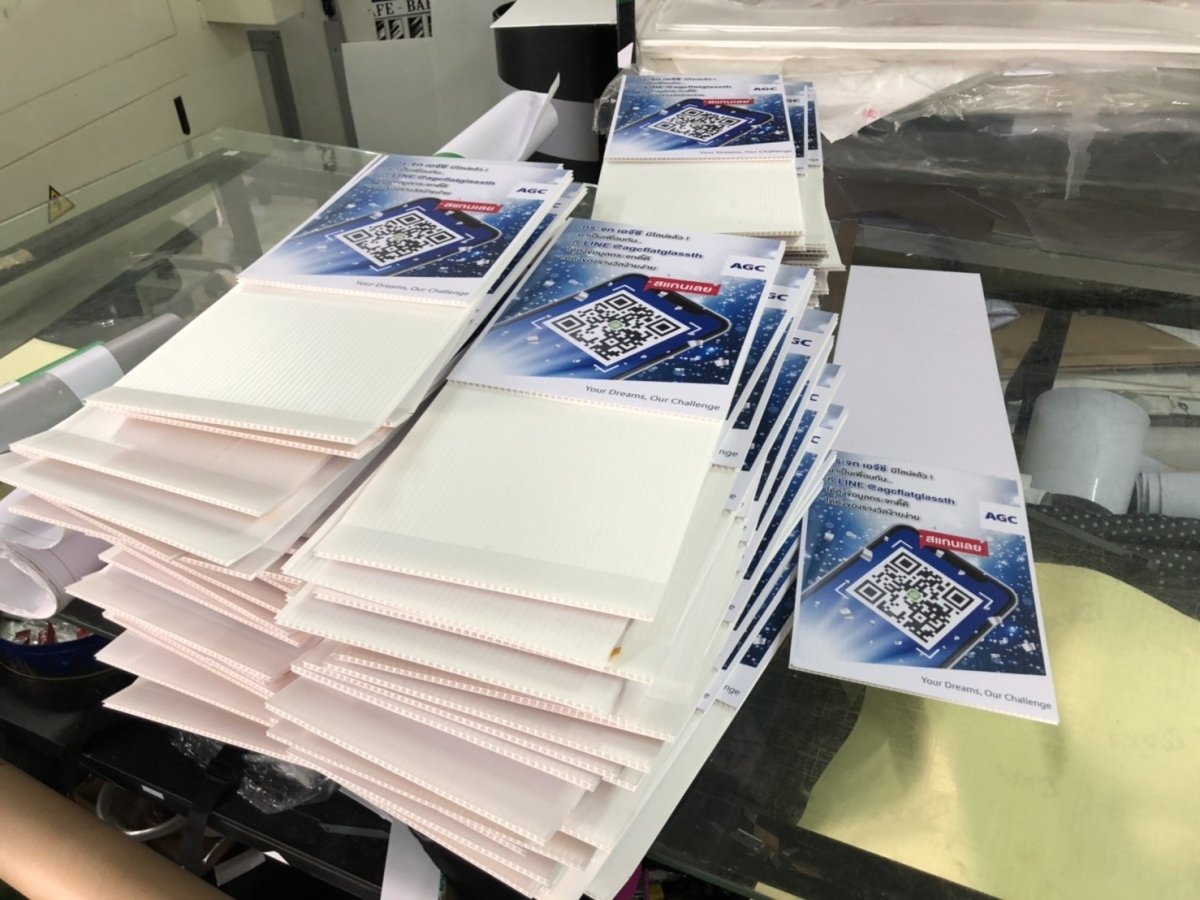 เต้นท์การ์ด สแตนดี้ตั้งโต๊ะ ป้ายตั้งฟิวเจอร์บอร์ด และป้ายสามเหลี่ยมตั้งโต๊ะ พิมพ์คมชัด เหมาะสำหรับเมนู โปรโมชั่น และป้ายโฆษณา