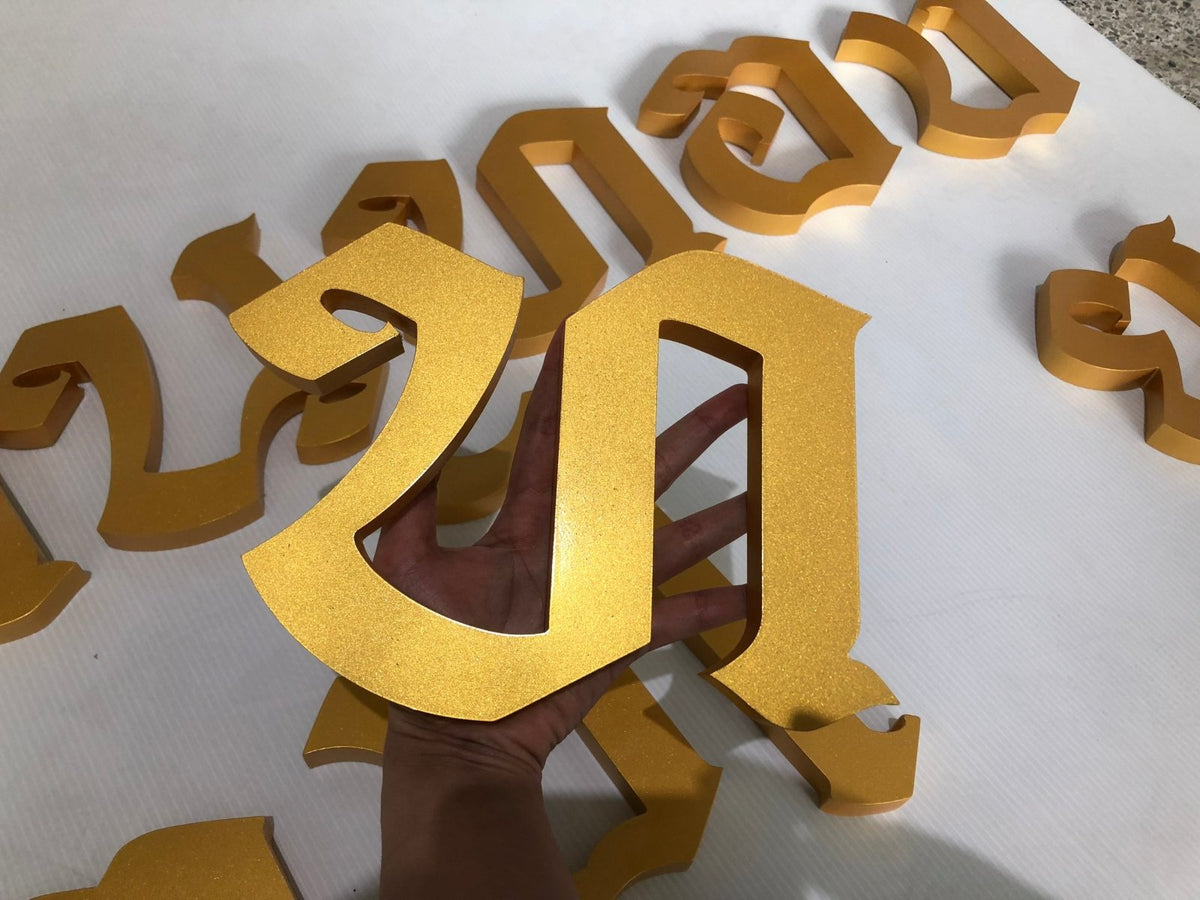 ป้ายอักษรสีทอง ป้ายพ่นสีทอง หรูหรา โดดเด่น เหมาะสำหรับป้ายบริษัท ร้านค้า และงานตกแต่งอาคาร