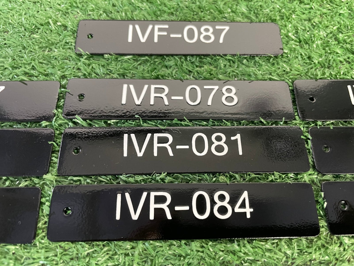 ป้ายเนมเพลท เนมแทก และป้ายกัดกรดเซาะร่อง ตัวอักษรคมชัด ทนทาน เหมาะสำหรับป้ายชื่อบริษัท เครื่องจักร และงานอุตสาหกรรม