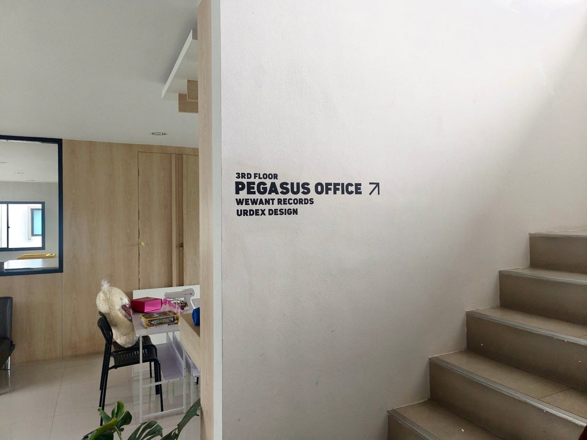 สติ๊กเกอร์ไดคัทติดผนัง พิมพ์คมชัด สีสดใส เหมาะสำหรับงานตกแต่งร้านค้า ออฟฟิศ และงานโฆษณา