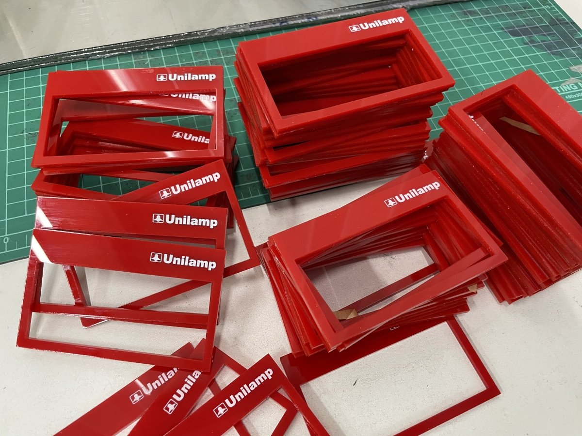 พิมพ์สกรีนยูวี รับสกรีนโลโก้ Print UV Inkjet งานพิมพ์คมชัด ทนทาน เหมาะสำหรับวัสดุหลากหลาย เช่น ไม้ โลหะ และอะคริลิค