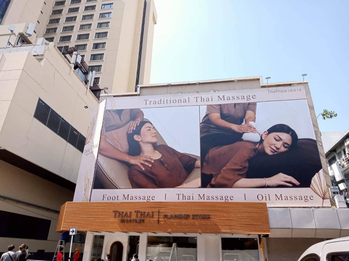 ป้ายไวนิลติดอาคารพาณิชย์ พิมพ์คมชัด สีสด ทนแดดฝน เหมาะสำหรับงานโฆษณา โปรโมชัน และสร้างภาพลักษณ์ให้กับธุรกิจ