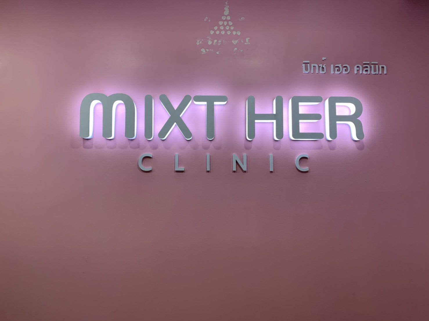 ตัวอักษรไฟ LED ป้ายไฟ และป้ายไฟโลโก้ สว่างคมชัด ดีไซน์หรูหรา เหมาะสำหรับป้ายร้านค้า บริษัท และงานตกแต่งอาคาร