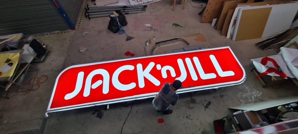 ป้ายกล่องไฟ ตู้ไฟ Light Box พิมพ์คมชัด สว่างเด่นชัดเจน เหมาะสำหรับป้ายโฆษณา หน้าร้าน และงานโปรโมชัน