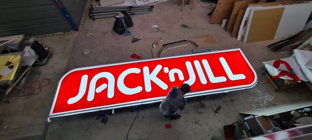 ป้ายกล่องไฟไวนิล และป้ายไฟไวนิลโปร่งแสง Backlit ให้แสงสว่างชัดเจน เหมาะสำหรับงานโฆษณา ป้ายหน้าร้าน และสื่อโปรโมชัน