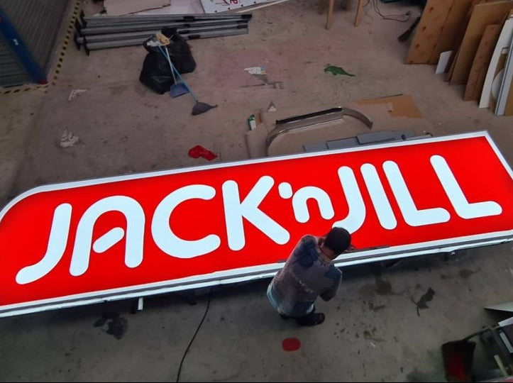 ป้ายกล่องไฟไวนิล และป้ายไฟไวนิลโปร่งแสง Backlit ให้แสงสว่างชัดเจน เหมาะสำหรับงานโฆษณา ป้ายหน้าร้าน และสื่อโปรโมชัน