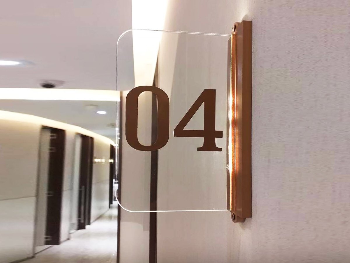 ป้ายหน้าห้อง ป้ายห้องประชุม และป้ายแผนก ดีไซน์เรียบหรู พิมพ์คมชัด เหมาะสำหรับอาคารสำนักงาน โรงเรียน และโรงพยาบาล