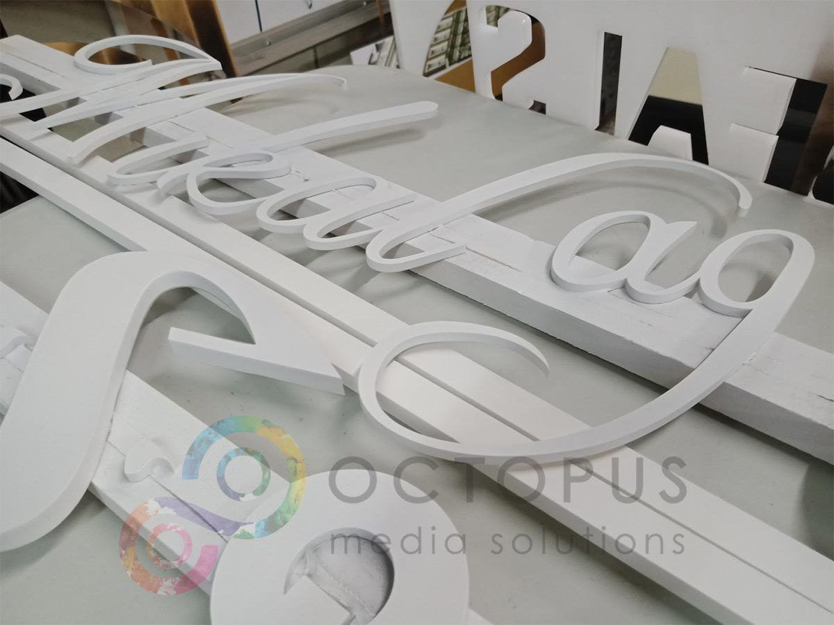 พลาสวูดตัวอักษรทำสีน้ำเงิน ไดคัทตามแบบ พลาสวูดไดคัทตัวอักษรภาษาไทย ภาษาอังกฤษ