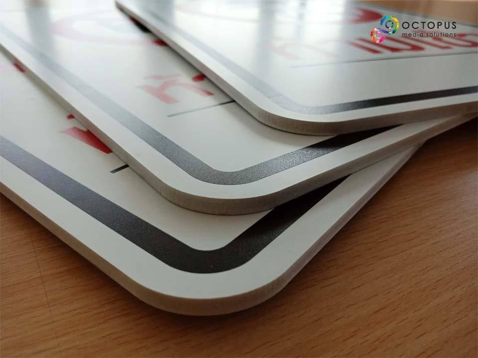 ป้ายพลาสวูด ติดสติ๊กเกอร์ สกรีนพิมพ์ยูวี พิมพ์คมชัด ทนแดดฝน แข็งแรง เหมาะสำหรับงานโฆษณา ป้ายร้าน และป้ายโปรโมชัน