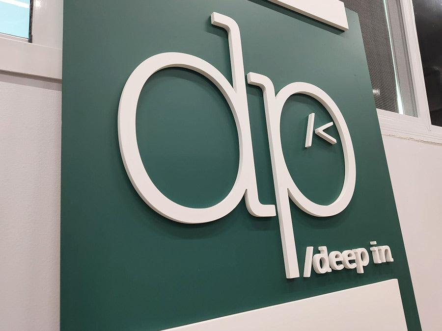 ป้ายพลาสวูดตัวนูน ตัวอักษร - Octopus Media Solutions