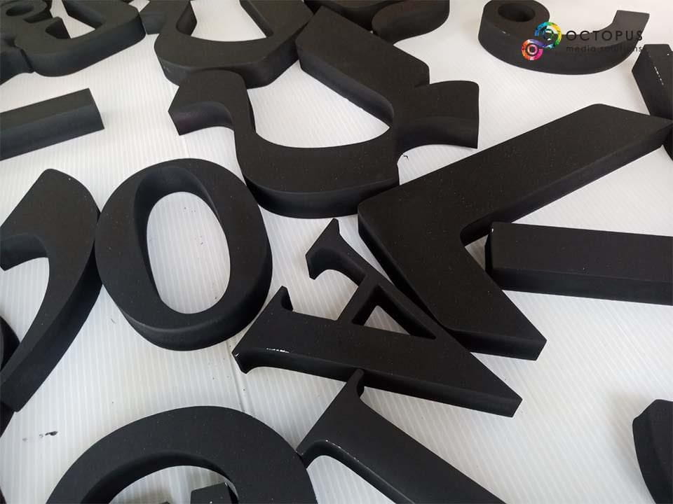 รับทำป้ายพลาสวูด พลาสวูด ไดคัท ทำสีดำ ตัวอักษรภาษาอังกฤษ ราคาถูก