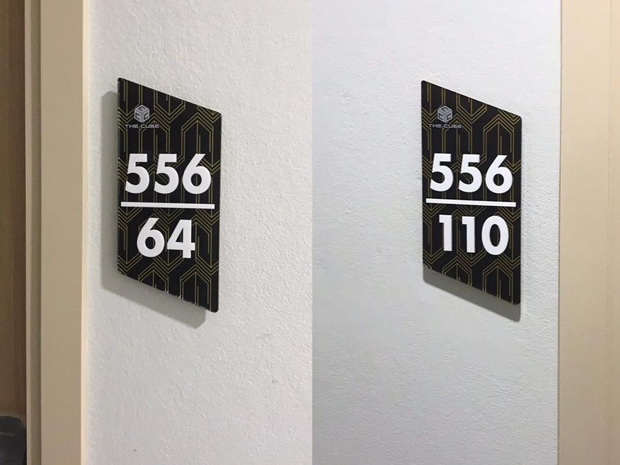 ป้ายหน้าห้อง ป้ายห้องประชุม และป้ายแผนก ดีไซน์เรียบหรู พิมพ์คมชัด เหมาะสำหรับอาคารสำนักงาน โรงเรียน และโรงพยาบาล