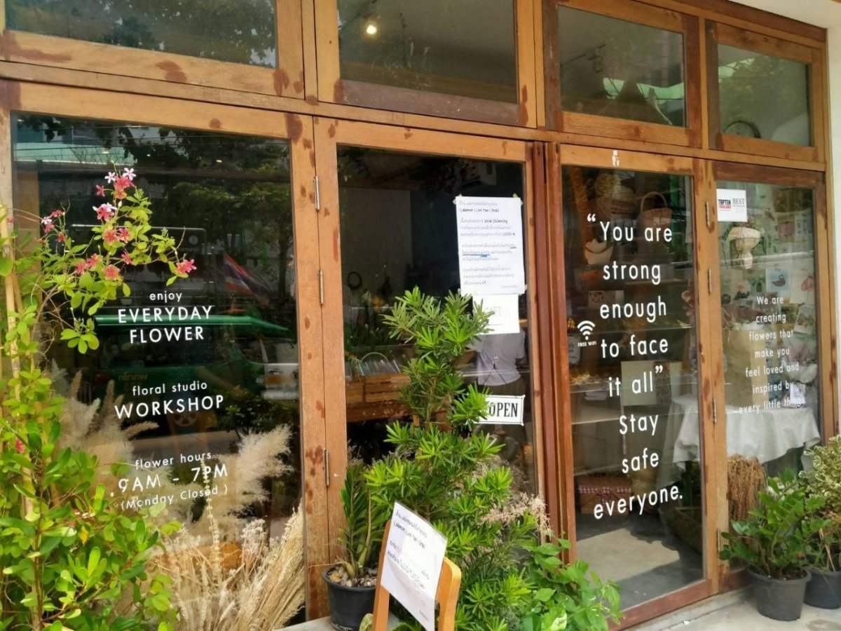 สติ๊กเกอร์ติดกระจก ทึบแสง กันแดด และโปร่งแสง พิมพ์คมชัด ช่วยลดแสงแดด เพิ่มความเป็นส่วนตัว เหมาะสำหรับอาคารและร้านค้า