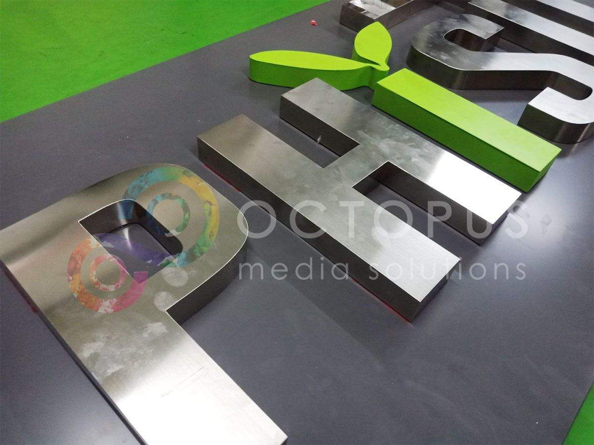 ป้ายตัวอักษรสแตนเลส Stainless Steel Letter Signage หรูหรา แข็งแรง ทนทาน เหมาะสำหรับป้ายบริษัท อาคาร และงานตกแต่ง