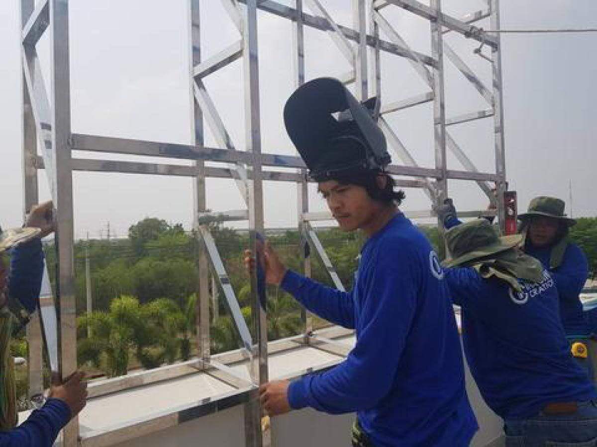 ป้ายเสา Pylon ป้ายทาวเวอร์ ดีไซน์โดดเด่น แข็งแรง ทนทาน เหมาะสำหรับป้ายบริษัท โครงการ อาคาร และงานโฆษณากลางแจ้ง