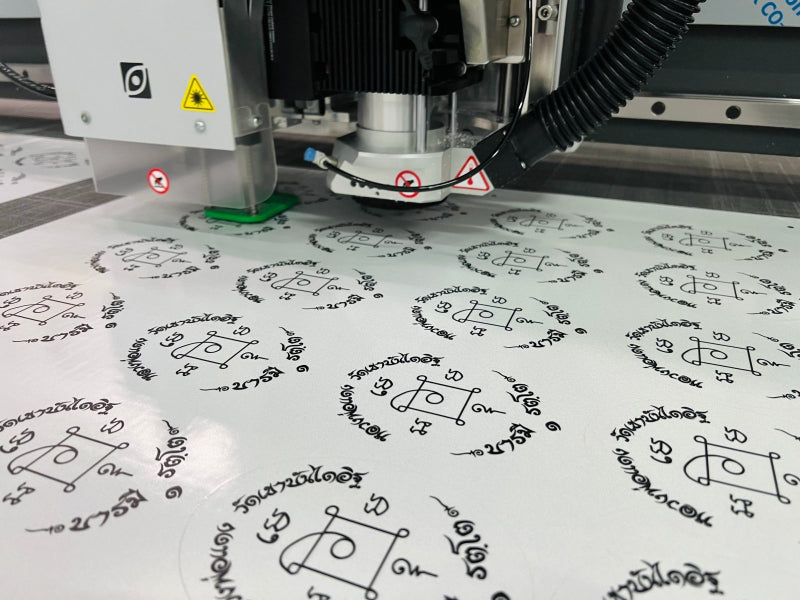 สติ๊กเกอร์ยันต์ ปริ้นอิงคืเจ็ทได้หลากหลายวัสดุ เช่น สติ๊กเกอร์ PVC สติ๊กเกอร์สูญญากาศ สติ๊กเกอร์ขาว สติีกเกอร์ใส