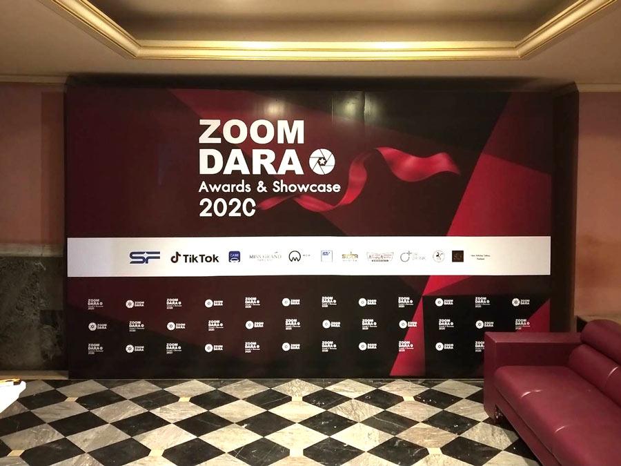 ผนังกั้น บอร์ดนิทรรศการ ผนังเบากั้นพื้นที่ ฉากหลังบูธงาน Event สีแดง ติดตั้งบูธ Expo โรดโชว์ออกงาน Backdrop counter