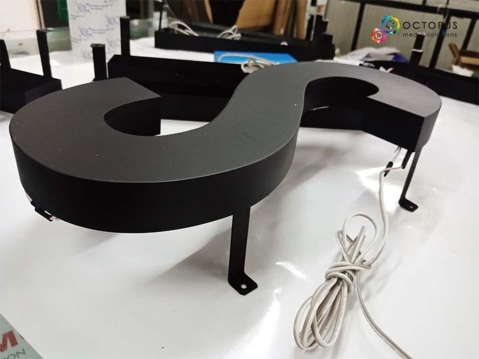 ป้ายอักษรโลหะ และป้ายโลโก้ ดีไซน์หรูหรา แข็งแรง ทนทาน เหมาะสำหรับป้ายบริษัท ร้านค้า และงานตกแต่งอาคาร